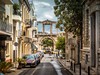 Stará athénská ulička s výhledem na Hadriánův oblouk